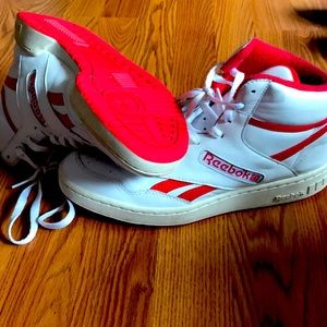 selling a pair of Reebok, size 9.5